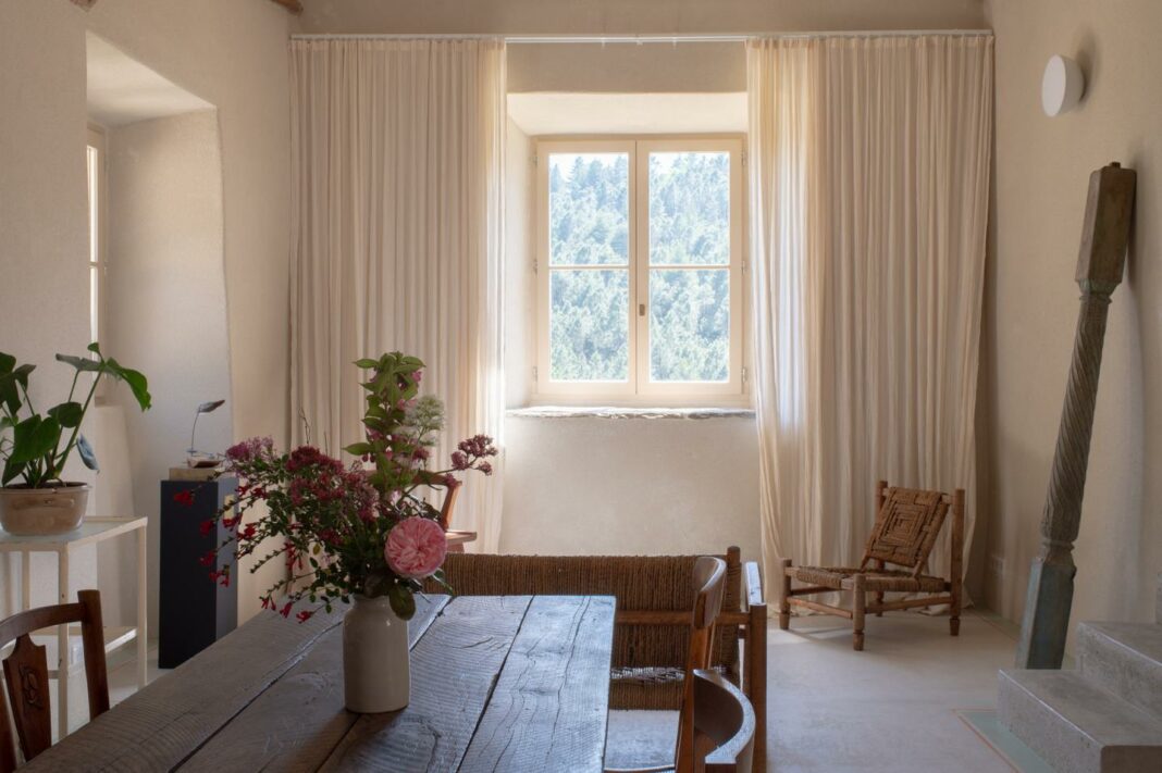 Effortless style in a pared-back guest room. Photograph by Jo Silver, from Marjory Sweet in Maine: The ‘Farm Lunch’ Author Starts a New Chapter in a ‘Ghostly’ New England Rental.